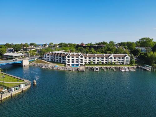 239 Edgewater Inn