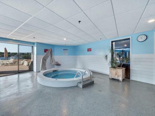 377 Edgewater Inn