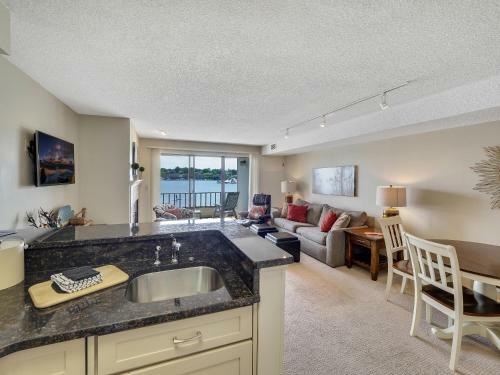 228 Edgewater Inn