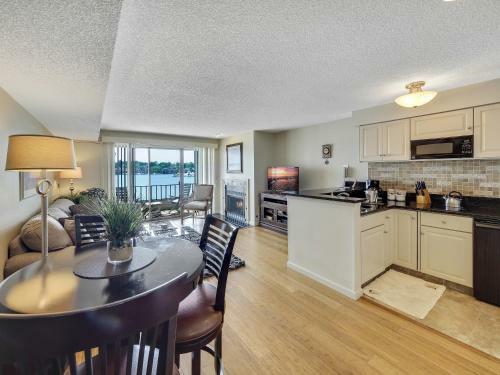 225 Edgewater Inn
