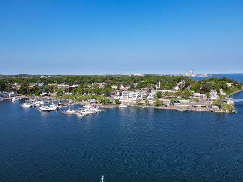 109 Edgewater Inn