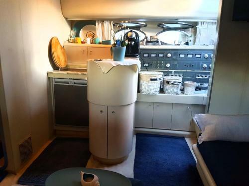 Desir� Charming House Boat