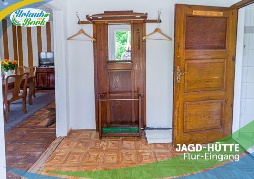 Jagd-angler-holzhaus-im-wald-am-see