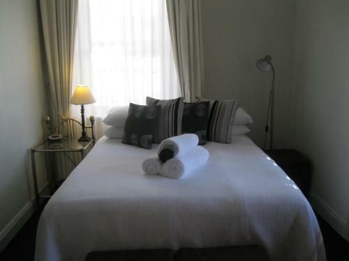Hostal Heritage Guesthouse