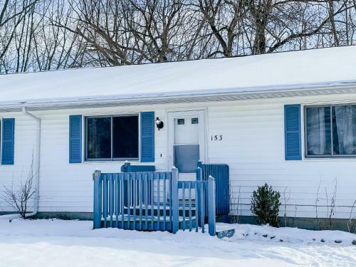 Cheerful 2 Bedroom In Downtown Grass Lake