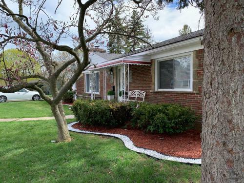 Elegant & Spacious 3/2 Gem In Harper Woods
