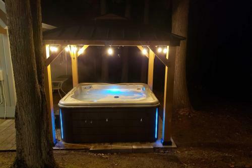 Tranquil Lake Cottage With Hot Tub Near Golf!