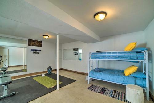 Chic Farmhouse With Fire Pit Less Than 4 Mi To Beach!