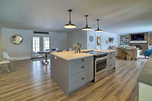 Chic Farmhouse With Fire Pit Less Than 4 Mi To Beach!