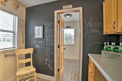 Chic Farmhouse With Fire Pit Less Than 4 Mi To Beach!