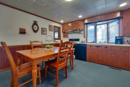 Huge Historic, W/large Yard & Close To Beach