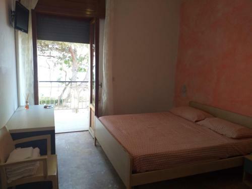Hostal Room In Bb - Spacious Double Room By The Sea