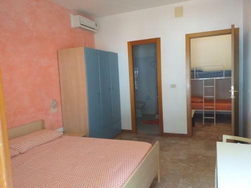 Hostal Room In Bb - Spacious Triple Room A Stones Throw From The Sea