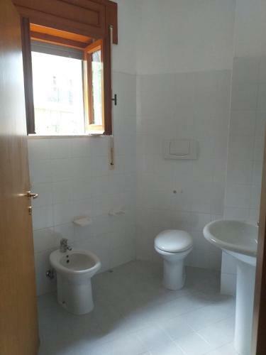 Hostal Room In Bb - Spacious Triple Room A Stones Throw From The Sea