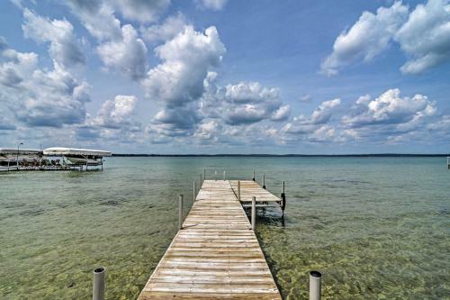 Higgins Lake House And Bunkhouse With Dock
