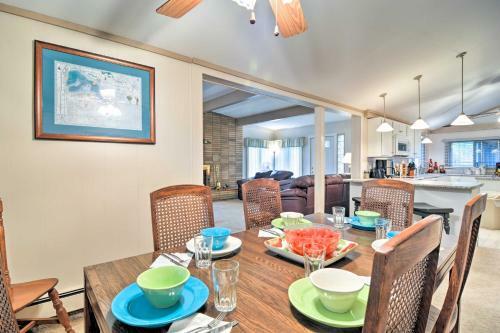 Quaint Roscommon Cabin With Deck And Fire Pit!