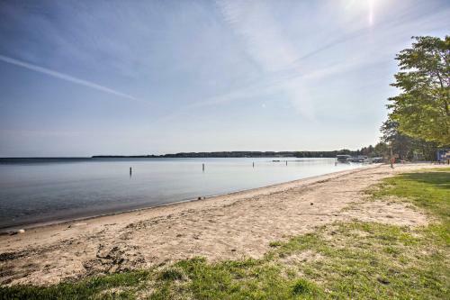 Pet-friendly Suttons Bay Home With Lake Access!