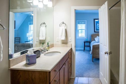 Seaglass Lakeshore Cottage
