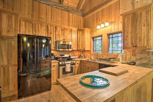 Spacious Lakefront Cabin With Fire Pit And Grill!