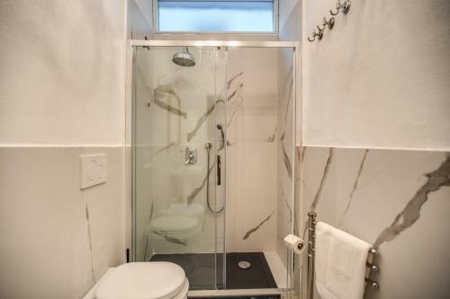 Aweshome - White Mirrors Apartment
