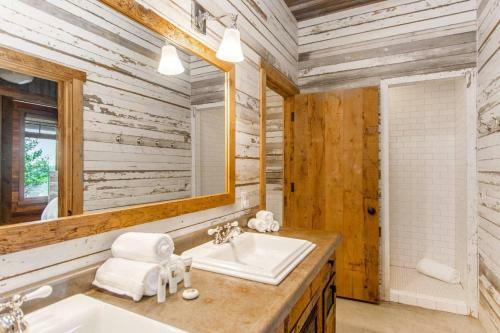 Gull Lakes Finest! Reclaimed Charm And Luxury