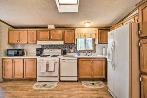 Quaint Pequot Home Less Than 1 Mi From Lake Access!