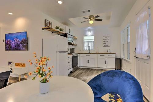 Charming Gulf Coast Cottage - 1 Mi To Beach!
