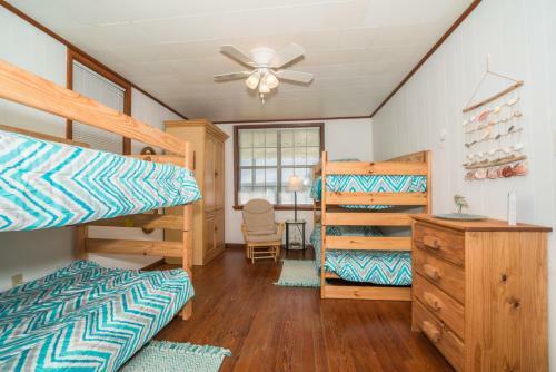 Adorable Bungalow Steps To Downtown And The Beach!!