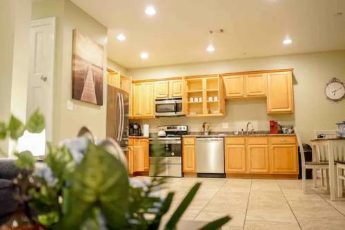 Apartamento 6 Miles From Chevron, Spacious, Full Kitchen