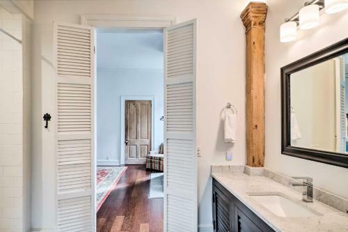 Comfy Central Natchez Hideaway Walk To Dtwn!