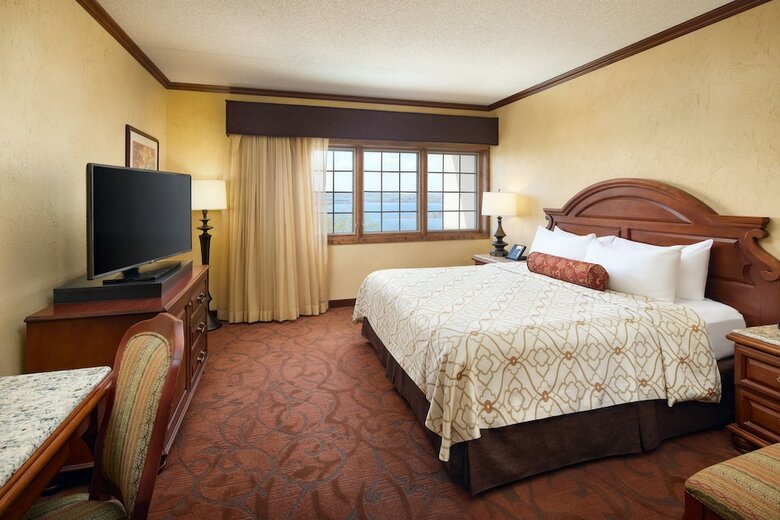 Hotel Chateau On The Lake Resort Spa
