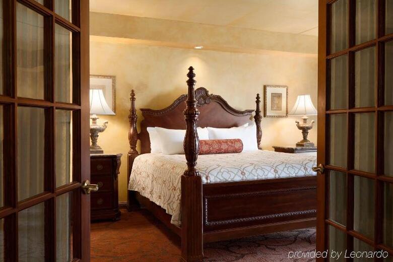 Hotel Chateau On The Lake Resort Spa