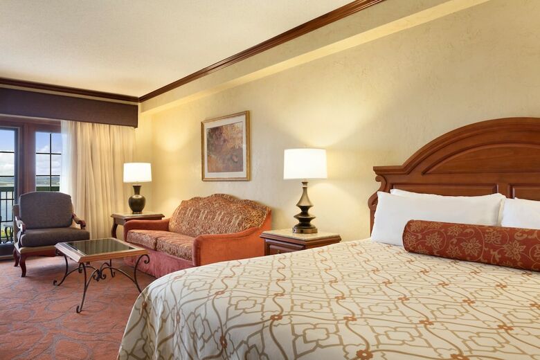 Hotel Chateau On The Lake Resort Spa