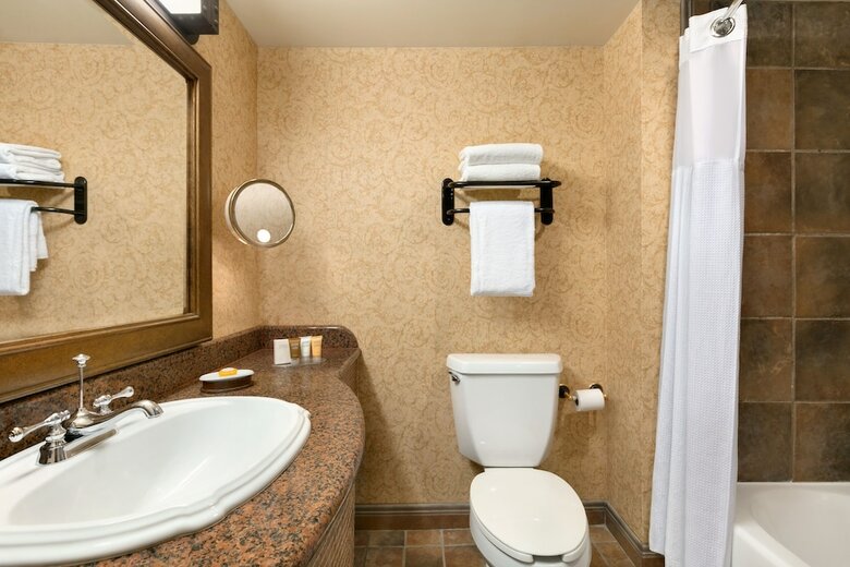 Hotel Chateau On The Lake Resort Spa