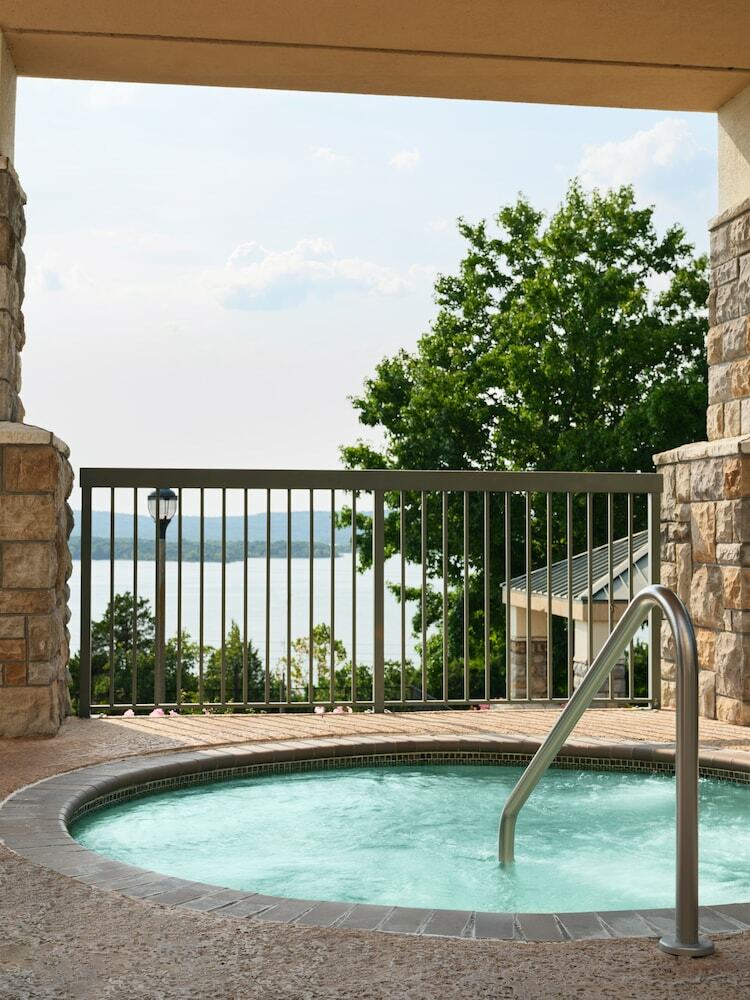 Hotel Chateau On The Lake Resort Spa