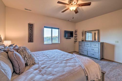 Dog-friendly Entertainment Lodge With Fire Pit!