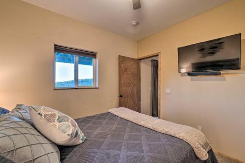 Dog-friendly Entertainment Lodge With Fire Pit!