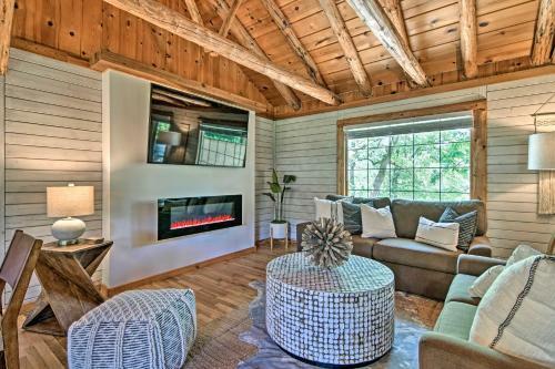 Updated Cabin On Indian Point With Large Deck!
