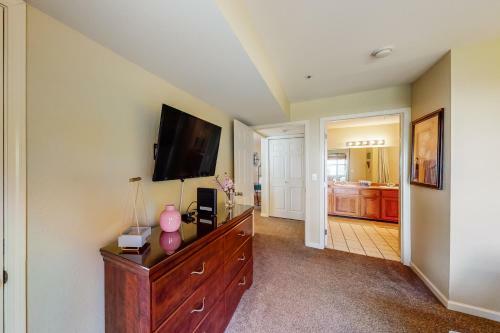 Lofty Retreat & Paradise Pointe