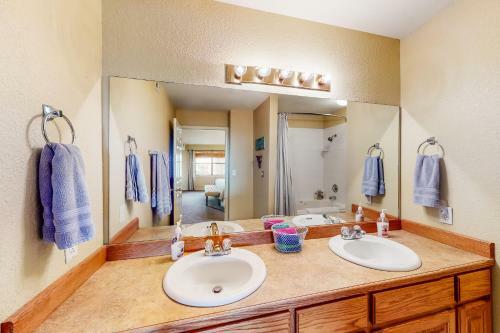 Lofty Retreat & Paradise Pointe