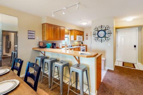 Lofty Retreat & Paradise Pointe