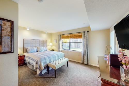 Lofty Retreat & Paradise Pointe