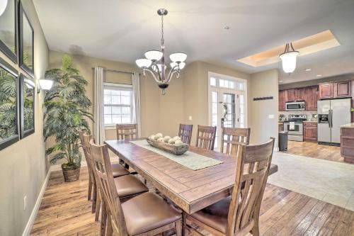 Villa Conveniently Located Branson Getaway With Pool!