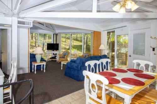 Unit 6 - Treetop 2 Bedroom Villa
