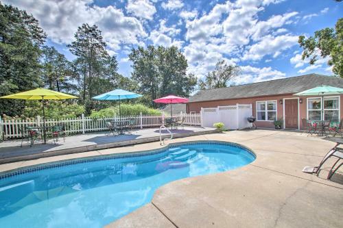 Cozy Ironton Cabin With Shared Pool And Private Patio!