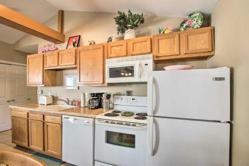 Cozy Ironton Cabin With Shared Pool And Private Patio!