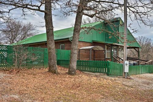 Family Apartment With Fireplace And Front Porch!