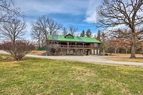 Family Apartment With Fireplace And Front Porch!