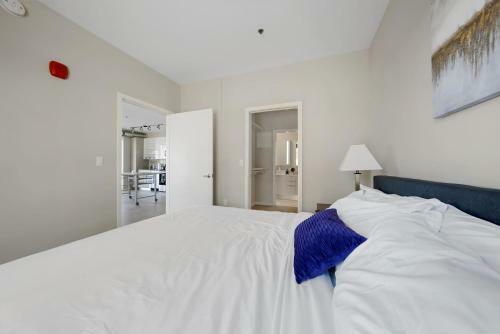 Beautiful 2 Bedroom Oasis Steps From Night Life 355