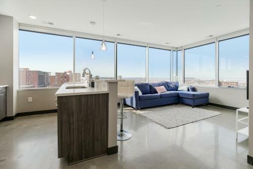Beautiful Spacious 3 Bed Condominium 901